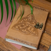 Dagboek leder met triquetra